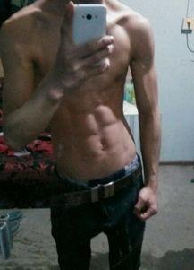 前排吃瓜看腹肌,前排吃瓜者的视觉盛宴