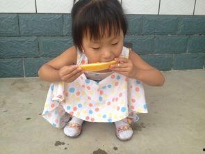 孩子吃瓜过程,孩子吃瓜瞬间捕捉
