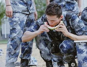 军营吃瓜比赛视频