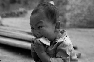 小孩吃瓜被打反击